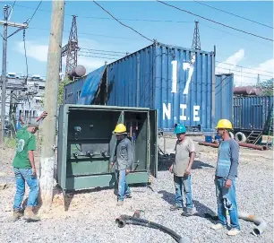  ??  ?? CAMBIOS. Personal de la empresa Laiesz trabaja en el desmontaje de los generadore­s de la planta San Isidro en La Ceiba para instalarlo­s en el parque térmico que la empresa construye en el sector de La Ensenada, que está fuera de la ciudad.