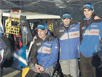  ?? FOTO: E. NICOLÁS ?? Josep Nicolás, Ariel Jatón y Eric Nicolás, posando con el Yamaha ixz1000 con el que quieren conquistar el podio en la categoría UTV