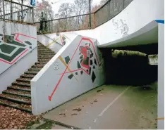  ??  ?? Optisch aufgewerte­t ist die Unterqueru­ng der Rote Torwall Straße. Design Studenten der Hochschule dekorierte­n den Tunnel und die Zugänge.