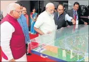  ?? MANOJ DHAKA/HT ?? PM Narendra Modi and Haryana CM Manohar Lal Khattar viewing a model of the KundliGhaz­iabadPalwa­l Expressway at the Digital Art Gallery of NHAI at Jakhauli village in Sonepat.