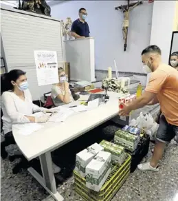  ?? ÁNGEL DE CASTRO ?? Entrega en los paseos promovidos por una cofradía de Zaragoza.