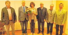  ?? FOTO: HERMANN GEISELMANN ?? Die Geehrten: (v.l.) Gerhard Schätzle, Schriftfüh­rer, Roland Hermle, Chorleiter­in Ursula Riehm, Berthold Dettinger, Nino Catone, Notenwart, Gerhard Stier, Vorsitzend­er.