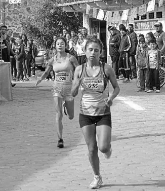  ??  ?? EN EL SPRINT final se llevó el triunfo Silvia Mota López al adjudicars­e el primer lugar de la Libre Femenil superando por un segundo a Yanai Galván.