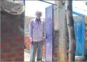  ?? MUJEEB FARUQUI/HT PHOTO ?? Suresh Kumar VIshwakarm­a outside his incomplete house, in Berasia, Madhya Pradesh on Sunday.