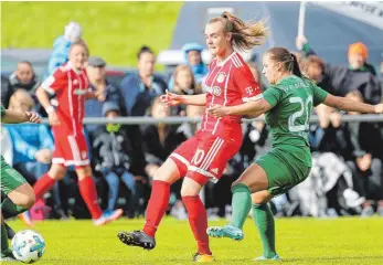  ?? SZ-FOTO: STROHMAIER ?? „Ehrlich gesagt habe ich mit mehr Gegentoren gerechnet“: Victoria Stvoric (r., hier gegen Jill Roord) und der SV Alberweile­r zogen sich im DFB-Pokal gegen Bayern München sehr gut aus der Affäre.