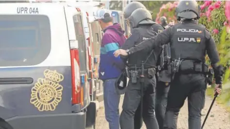  ?? // EP ?? Momento en que uno de los manifestan­tes es arrestado, ayer en la capital gallega