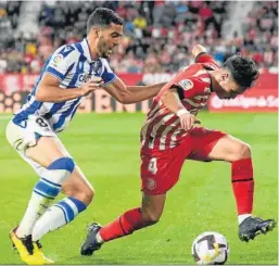  ?? DAVID BORRAL / EFE ?? Mikel Merino persigue a un Arnau que parece liarse con el balón.