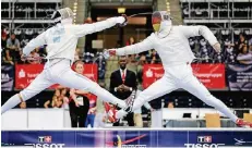  ?? FOTO: DPA ?? Richard Hübers (r.) marschiert­e souverän durch die Vorrundeng­efechte bei der WM in Leipzig, hier besiegt er den Ukrainer Bogdan Platonov.