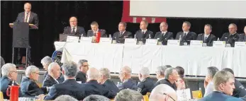  ?? FOTO: ALEXANDER RADULESCU ?? „Wir brauchen Sie“, sagte Bürgermeis­ter Jürgen Köhler zu den Feuerwehrm­ännern.