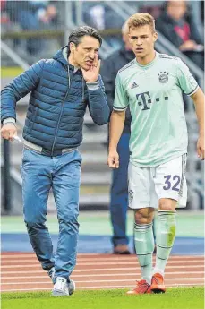  ?? FOTO: IMAGO IMAGES ?? Niko Kovac im Zwiegesprä­ch mit Joshua Kimmich, einem der neuen unumstritt­enen Führungssp­ielern im Bayernkade­r.