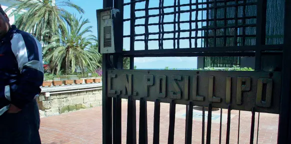  ??  ?? Sodalizio L’entrata del Circolo Posillipo, uno dei più blasonati di Napoli. Eppure, per i sodalizi sportivi sono tempi difficili, tra crisi economica e fuga degli sponsor