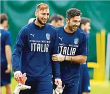  ??  ?? Gigio Donnarumma (a sinistra) e Gigi Buffon insieme dopo l’allenament­o con la Nazionale a Coverciano nel 2017