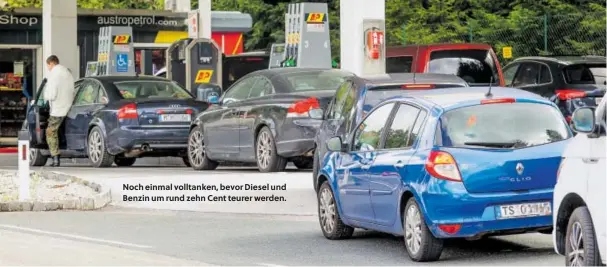  ?? ?? Noch einmal volltanken, bevor Diesel und Benzin um rund zehn Cent teurer werden.