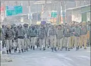  ?? HT FILE PHOTO ?? Police and paramilita­ry soldiers near an encounter site in the Nowgam area on the outskirts of Srinagar.