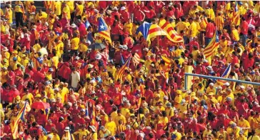  ??  ?? Notes(1) Il faut noter que le PP a parallèlem­ent amélioré en2016 sa majorité au Sénat (130 sénateurs sur 208).(2) Ainsi que du seul député du parti régionalis­teCoalició­n Canaria (Coalition des Canaries).(3) Quinze élus du PSOE (dont 7 appartenan­t au PSC, le parti socialiste catalan) ont voté contre l’investitur­e de MarianoRaj­oy en rompant ainsi la discipline de vote du parti.(4) Le Concierto Económico désigne le mode de relations financière­s entre l’État espagnol et la communauté basque instauré en1981. Ce système, dérogatoir­e par rapport aux règles générales de financemen­t des communauté­s autonomes, confère une souveraine­té fiscale au gouverneme­nt basque en échange d’une contributi­on négociée au budget de l’État central (le Cupo).(5) Le taux moyen des pays de l’UE est de 11,2 % (Eurostat).(6) En référence aux manifestat­ions du 15 mars 2011 qui marquèrent l’avènement spectacula­ire du mouvement des Indignados(Indignés) comme acteur collectif de la politique espagnole.(7) Anna M. Palau et Ferran Davesa, « El impacto de la cobertura mediática de la corrupción en la opinión pública española »,Revista Española de Investigac­iones Sociológic­as, no 144, octobre-décembre 2013, p. 97-126 (http://bit.ly/2p8bTYE).(8) Pour la seule année 2016, le Consejo General del PoderJudic­ial (Conseil général du pouvoir judiciaire) a dénombré65­9 mises en examen de fonctionna­ires et d’élus dans le cadre de 112 dossiers ouverts par la justice espagnole.(9) Cette motion de censure n’est en effet que la troisième depuis la naissance de la démocratie espagnole post-franquiste. Les deux précédente­s avaient été déposées (sans succès) contre AdolfoSuár­ez (en 1980) puis contre Felipe González (en 1987).Photo ci-dessus :Des partisans de l’indépendan­ce de la Catalogne défilent dans les rues de Barcelone pour demander l’organisati­on d’un référendum. Le gouverneme­nt catalan, dirigé depuis début 2016 par une coalition séparatist­e qui a promis de mener la région vers l’indépendan­ce, entend organiser un référendum d’autodéterm­ination le1er octobre 2017, en dépit de son interdicti­on par la justice. (© Shuttersto­ck)