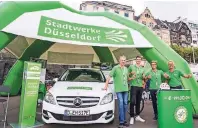  ??  ?? Die Stadtwerke Düsseldorf beantworte­n beim Tag der Elektromob­ilität am Rheinufer alle Fragen zum vielfältig­en Thema.