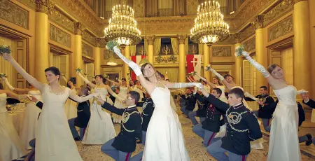  ??  ?? Coreografi­e Le ragazze debuttanti danzano la Polonaise, che apre la serata, con i ragazzi della scuola militare Teulié di Milano