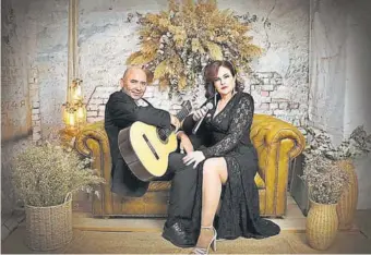  ?? LA VOZ ?? El guitarrist­a Enrique Durán y la cantante María Gómez.