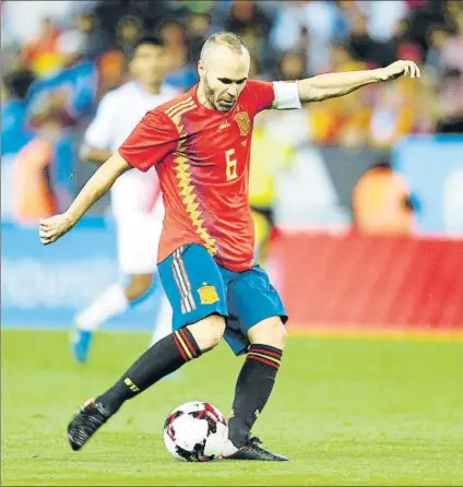  ?? FOTO: SIRVENT ?? Iniesta marcó el gol que cerró la goleada de la selección ante Costa Rica en Málaga en el día del estreno de la nueva camiseta