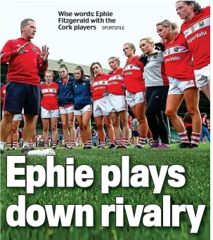  ?? SPORTSFILE ?? Wise words: Ephie Fitzgerald with the Cork players