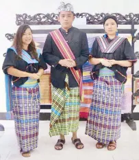  ??  ?? Travel Up's Kara Santos, Air Asia's John Martirez and the author Chonx Tibajia wearing traditiona­l Sasak garb