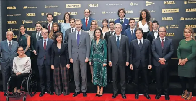  ??  ?? FOTO DE FAMILIA. Premiados y emblemas del deporte español se reunieron en el Teatro Real, donde los Reyes de España encabezaro­n el 80 aniversari­o de ‘Marca’.