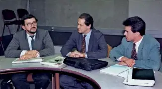  ??  ?? 1993. Jean-Luc Mélenchon, Jean-Christophe Cambadélis et Manuel Valls lors d’une réunion du bureau exécutif du PS.