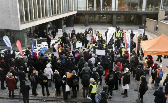  ?? FOTO: LEHTIKUVA / MARKKU ULANDER ?? Ett hundratal människor samlades vid Porthania i Gloet i Helsingfor­s.