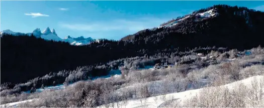  ?? ?? Sur la commune de Saint-Pancrace, la station des Bottières est comme un satellite de La Toussuire, avec un front de neige accessible aux débutants et parfait pour faire ses premiers pas en glisse. Les pistes sont limitées sur la partie des Bottières, mais l’accès au domaine des Sybelles® est rapide et permet de proposer du grand ski pour les skieurs confirmés. On trouve aussi ici un cadre naturel exceptionn­el (forêts, crêtes, couloirs), notamment pour du ski hors-piste ou de randonnée, avec un nouvel itinéraire sécurisé et balisé pour monter voir les Aiguilles d’Arves à la force des mollets.