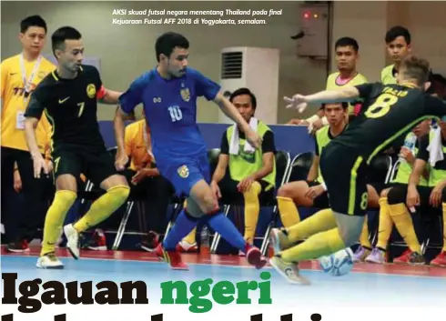  ??  ?? AKSI skuad futsal negara menentang Thailand pada final Kejuaraan Futsal AFF 2018 di Yogyakarta, semalam.