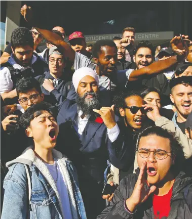  ?? CHRIS HELGREN/REUTERS ?? NDP Leader Jagmeet Singh meets with supporters outside Toronto’s Ryerson University on Tuesday,
the day after Singh put in a strong showing at the English-language leaders’ debate.