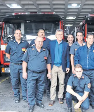 ??  ?? Macri evitó ayer los actos sindicales y visitó a bomberos de Vicente López
