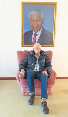  ?? Julia Raabe ?? Jack Swart auf dem Sessel, auf dem Mandela immer saß.