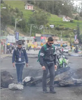  ?? XCA ?? Luciano Heras y Cristian Álvarez, bomberos voluntario­s, tratan de regresar al cantón Huaquillas, en la provincia de El Oro.