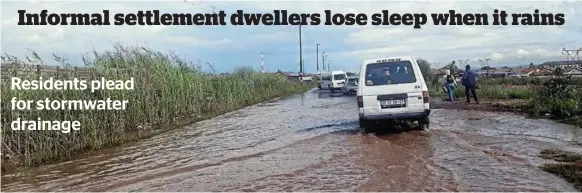  ?? / KELETSO MKHWANAZI ?? Taxis navigate a flooded road in Soshanguve yesterday after heavy rains in the area.