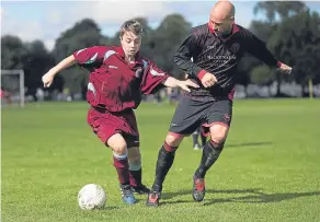  ??  ?? A tussle in the tight game between Dryburgh Athletic (maroon) and Hawkhill.