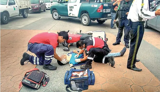  ??  ?? El lesionado fue apoyado por socorrista­s/ Cortesía