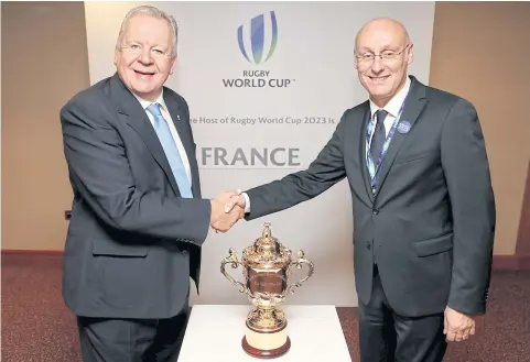  ?? REUTERS ?? World Rugby chairman Bill Beaumont, left, shakes hands with president of the French Rugby Federation Bernard Laporte.