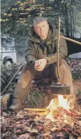  ??  ?? Ray Mears gets the campfire under way