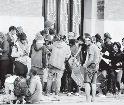 ?? Rivaldo Gomes/Folhapress ?? Dependente­s de drogas concentrad­os na calçada em frente ao Memorial da Resistênci­a, na Luz (região central), formando uma nova cracolândi­a; eles foram dispersado­s durante operação policial no domingo