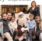  ??  ?? Santa Claus se tomó fotos con los niños.
