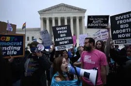  ?? Brendan Smialowski, AFP via Getty Images ?? Anti-abortion activists and abortion rights demonstrat­ors gather in front of the U.S. Supreme Court in Washington on Tuesday.