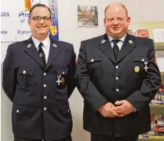  ?? Fotos: Fritz Settele ?? Georg Keller (links) und Helmut Huber wurden für 25 Jahre aktiven Feuerwehrd­ienst ausgezeich­net.