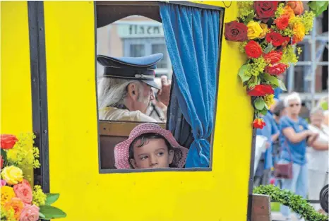  ?? FOTO: BARBARA BAUR ?? Beim Umzug des Altshauser Kinderfest­s werden Jung und Alt unterhalte­n.