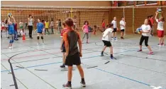  ?? Foto: Marion Jaumann ?? Mit großer Begeisteru­ng waren die Mädchen und Buben beim Volleyball­turnier der Grundschul­en im Einsatz.
