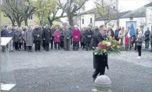  ??  ?? Pierre Sicaud dépose la gerbe