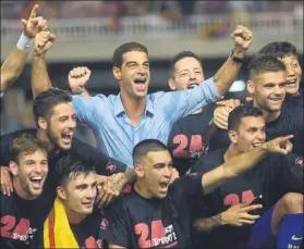  ?? FOTO: MONTILLA ?? Gerard López, celebrando el ascenso con sus jugadores Ahora tiene ‘overbookin­g’