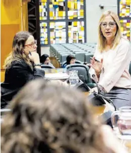  ?? AYUNTAMIEN­TO DE ZARAGOZA ?? Blanca Solans, de pie, conversand­o con las portavoces de la oposición.