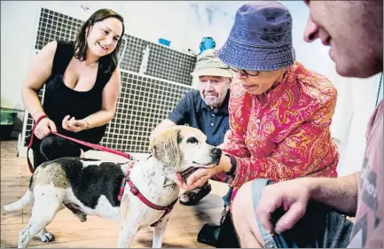  ?? XAVIER CERVERA ?? Marte, con la pareja que lo acogió dos meses y con su nueva familia, el pasado viernes en la Fundació Altarriba