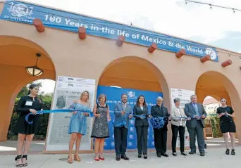  ??  ?? La cónsul de México en San Diego, California, Marcela Celorio (quinta de izq. a der.), y el director de la Fundación Ealy Ortiz A.C, Enrique Bustamante (cuarto de izq. de der.), entre otros, inauguraro­n la exposición de EL UNIVERSAL.